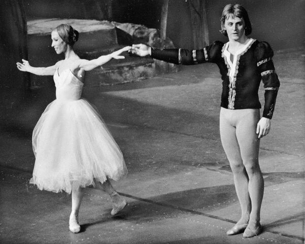 Михаил Барышников и Наталья Макарова, которая стала навозвращенкой в 1970-м, в спектакле Жизель в Нью-Йорке, июль 1974 года - Sputnik Латвия
