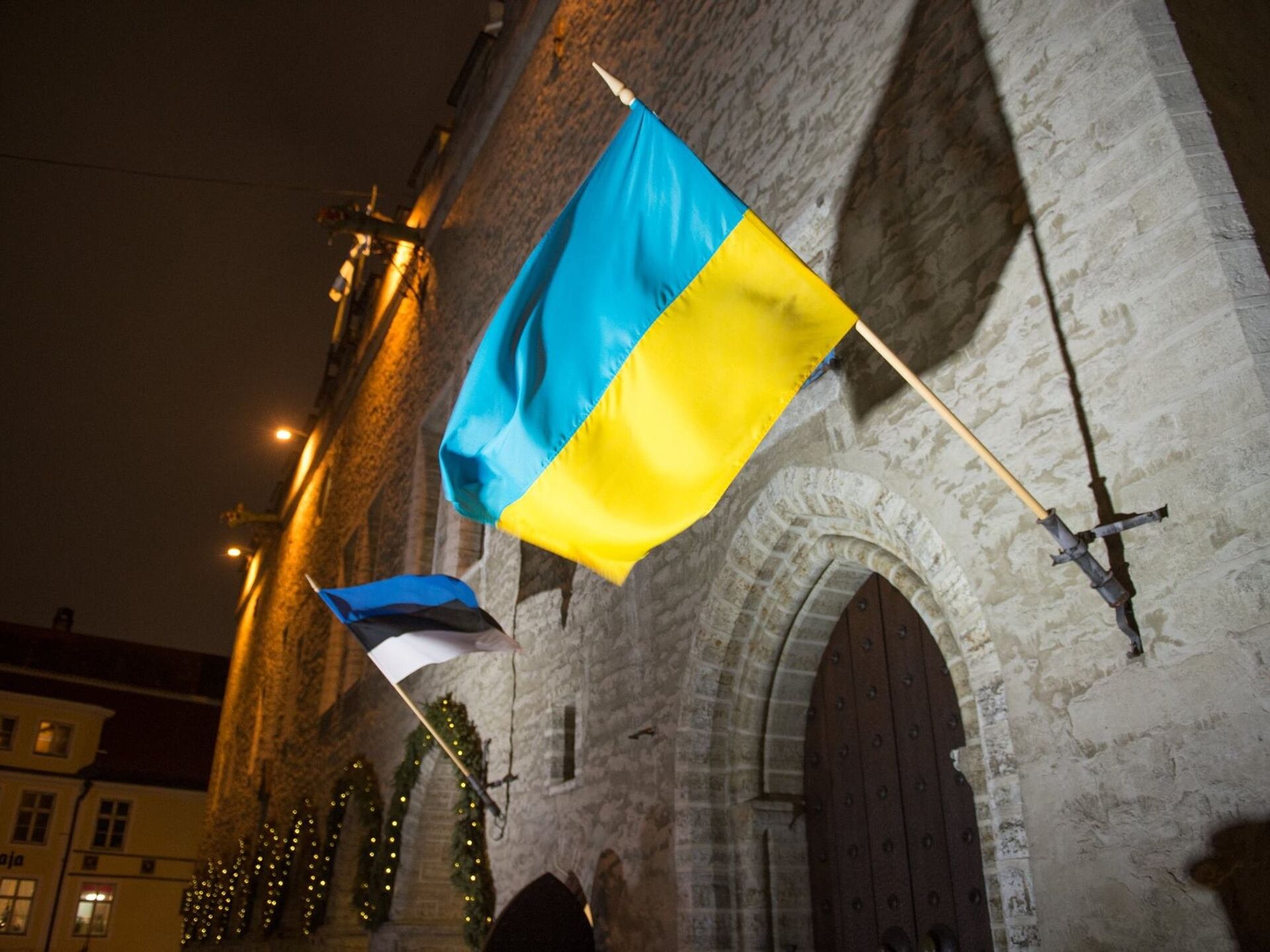 Эстония направит одного военного. Флаг Эстонии и Украины. Украинский и эстонский флаг. Украинский флаг в Эстонии. Флаг Эстонии ИИ Украины.