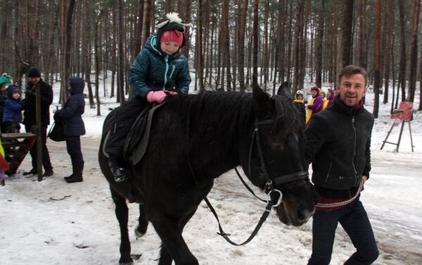 На латышскую Масленицу в Этнографическом музее можно было покататься на лошадях - Sputnik Латвия