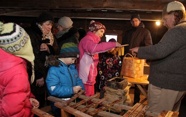 Пчеловод Янис Сулутаурс рассказывает и показывает, как делаются свечи - Sputnik Латвия