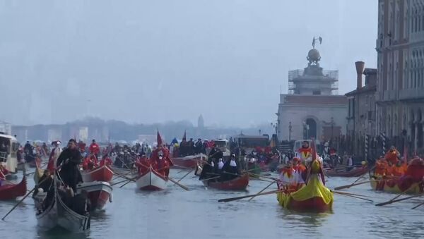 Ежегодный водный парад прошел в Венеции - Sputnik Latvija