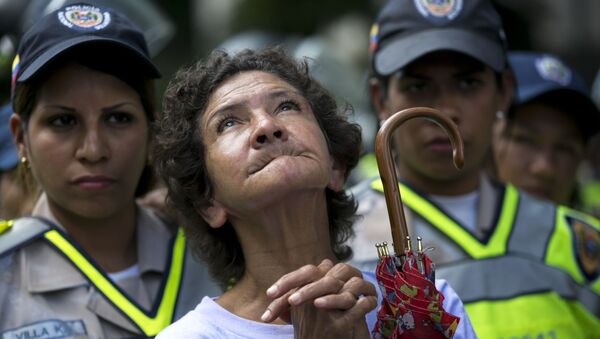 Женщины-полицейские охраняют общественный порядок во время демонстрации  в Каракасе, Венесуэла - Sputnik Latvija