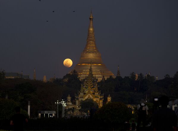 Полная луна над Пагодой Шведагона в Янгоне, Мьянма - Sputnik Латвия