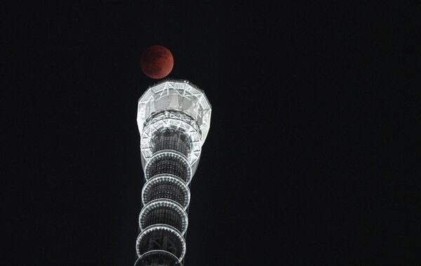 Полная луна на фоне башни Sky Tree в Токио, Япония - Sputnik Латвия