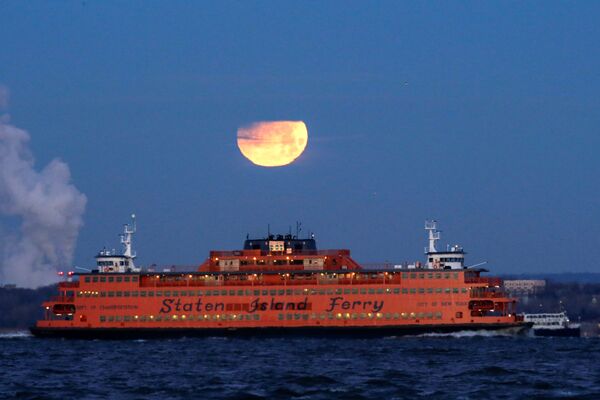 Полная луна позади парома Статен-Айленд Ферри, США - Sputnik Латвия
