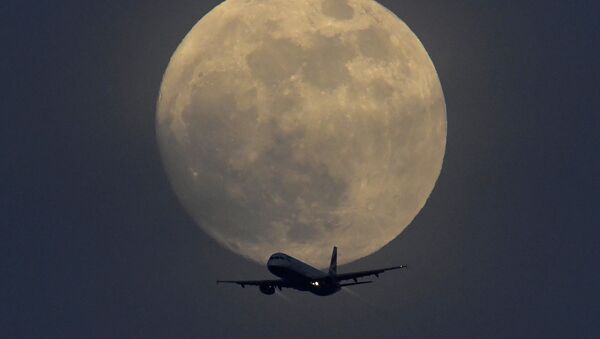 Самолет на фоне полной луны в небе над Лондоном, Великобритания - Sputnik Латвия
