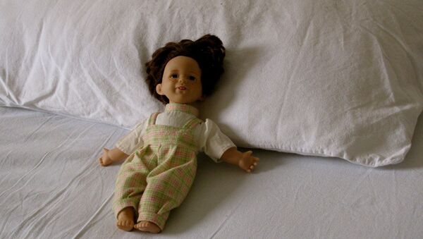 Кукла на кровати - Sputnik Latvija