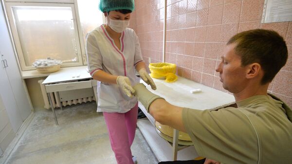 Медсестра накладывает гипс пациенту - Sputnik Латвия