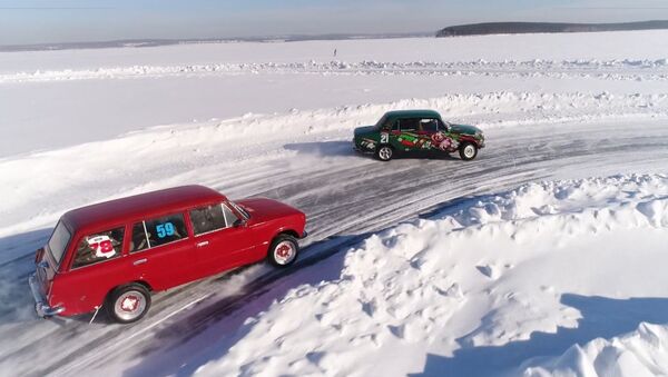 Video fakts: ziemas driftings ar Žiguļiem pa Irkutskas ūdenskrātuves ledu - Sputnik Latvija