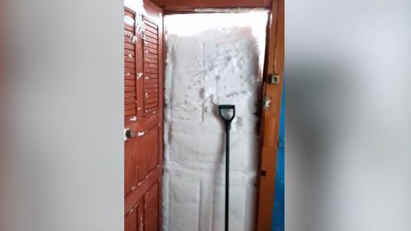 Жителя Сахалина завалило снегом в его доме - Sputnik Латвия