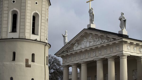 Кафедральный собор Святого Станислава и Святого Владислава у подножия Замковой горы в Вильнюсе - Sputnik Латвия
