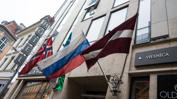 Флаги на фасаде здания гостиницы в Старой Риге - Sputnik Latvija