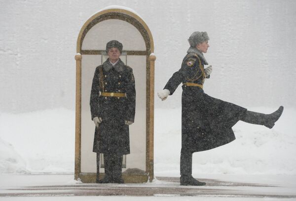 Krievijas Prezidenta pulka Godasardzes rotas karavīri pie Mūžīgās uguns Nezināmā karavīra atdusas vietā pie Kremļa – jebkuros laika apstākļos - Sputnik Latvija