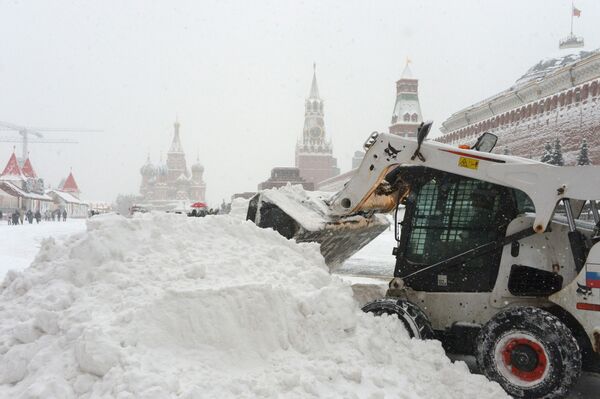 Для уборки снега на московские улицы было выведено 15,5 тысячи снегоуборочных машин - Sputnik Латвия