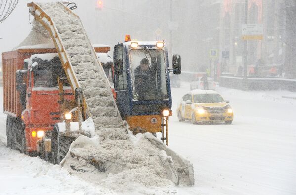 За выходные со столичных улиц уже вывезено более миллиона кубометров снега - Sputnik Латвия