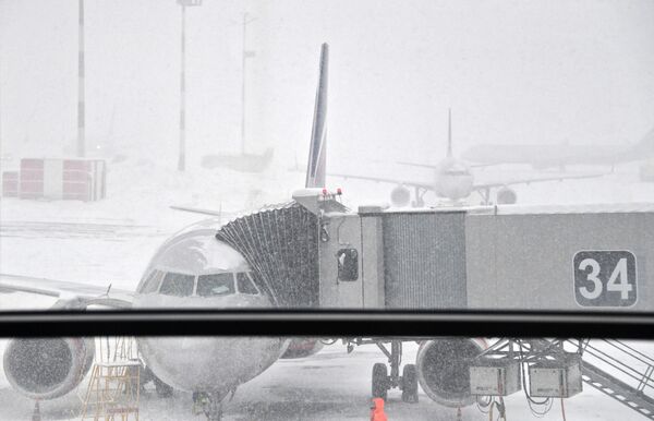 Sniegputeņa dēļ Maskavas lidostās bija atcelti 22 reisi, aizturēti – 103 reisi - Sputnik Latvija