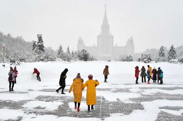 Туристам непогода ни по чем. Аллея ученых возле  смотровой площадки Воробьевых гор - Sputnik Латвия