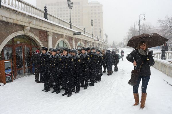 Военнослужащие Президентского полка во время снегопада на Манежной площади в Москве - Sputnik Латвия