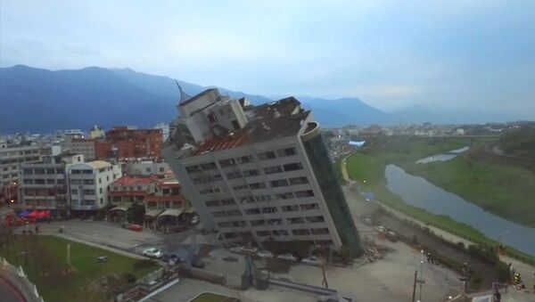 Последствия разрушительного землетрясения на Тайване - Sputnik Латвия