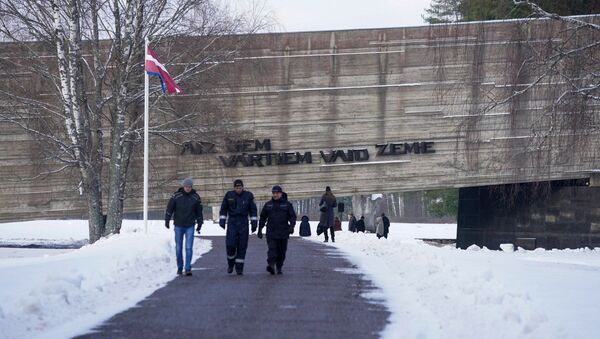 Мемориал памяти жертв нацизма в Саласпилсе  Надпись: За этими воротами стонет земля - Sputnik Латвия