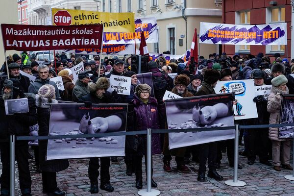 Акция в защиту русских школ у здания Сейма, 8 февраля 2018 года Акция в защиту русских школ у здания Сейма, 8 февраля 2018 года - Sputnik Латвия