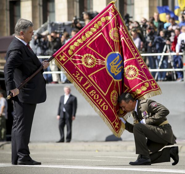 Президент Украины Петр Порошенко на параде в честь Дня независимости в Киеве - Sputnik Латвия