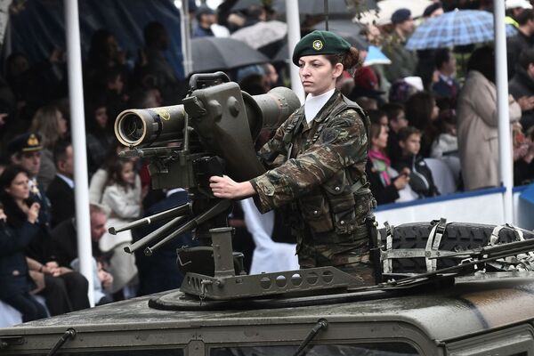 Греческие военные принимают участие в военном параде во время празднования Дня Охи - Sputnik Латвия