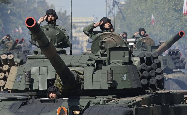 Польские танкисты салютуют во время ежегодного военного парада в день Польской армии в Варшаве Польские танкисты салютуют во время ежегодного военного парада в день Польской армии в Варшаве - Sputnik Латвия