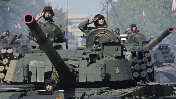 Польские танкисты салютуют во время ежегодного военного парада в день Польской армии в Варшаве - Sputnik Латвия