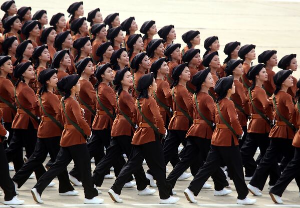 Женщины-военные вьетнамской армии во время парада в Ханое - Sputnik Латвия