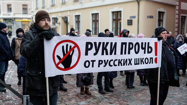 Акция в защиту русских школ у здания Сейма, 8 февраля 2018 года - Sputnik Latvija