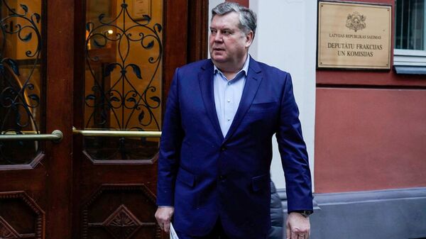 Лидер партии Согласие Янис Урбанович перез зданием Сейма - Sputnik Latvija