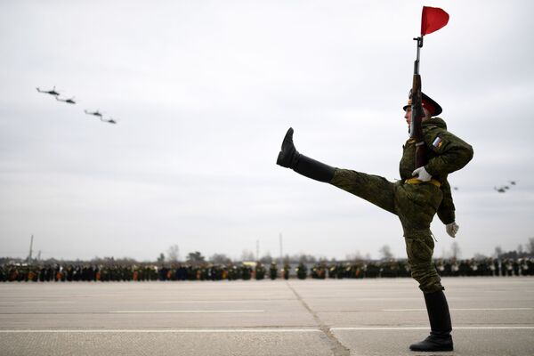 Совместные тренировки сводного парадного расчета, механизированной колонны и авиации Парада Победы - Sputnik Латвия