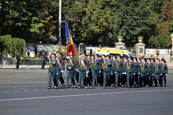 Женский батальон на военном параде в Кишиневе. - Sputnik Латвия