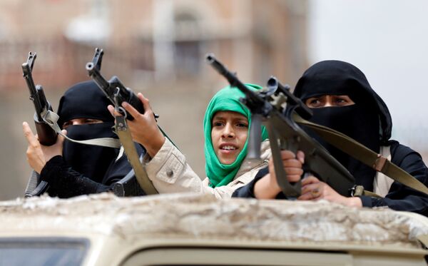 Вооруженные женщины-хуситки на параде в Сане, Йемен - Sputnik Латвия