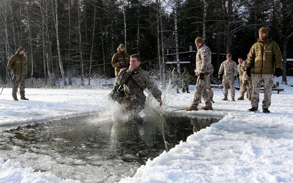 Солдаты батальона НАТО в Латвии окунулись в прорубь - Sputnik Латвия