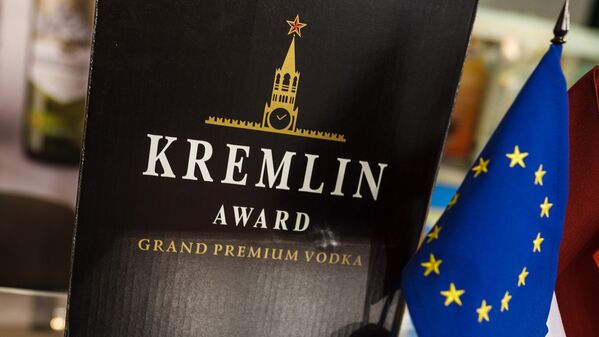 Подарочная коробка водки Kremlin Award на стенде предприятия Arsanda, производящего упаковку и этикетки, на выставке Продэкспо-2018 Подарочная коробка водки Kremlin Award на стенде предприятия Arsanda, производящего упаковку и этикетки, на выставке Продэкспо-2018 - Sputnik Латвия