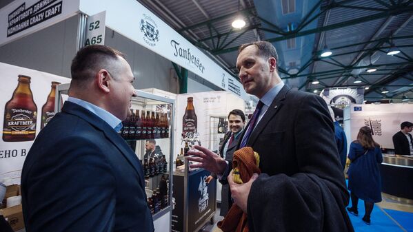 Посол Латвии в России Марис Риекстиньш посетил стенд крафтового пива Tanheiser - Sputnik Латвия