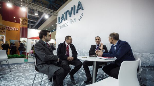 Посол Латвии в России Марис Риекстиньш с сотрудниками дипломатической миссии на стенде Латвийской ассоциации рыбопромышленников на выставке Продэкспо-2018 - Sputnik Латвия