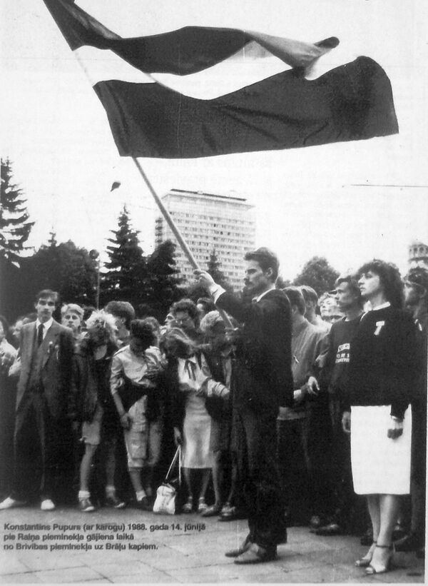 14 июня 1988 года Константинс Пупурс впервые после войны пронес по улицам Риги красно-бело-красный флаг 14 июня 1988 года Константинс Пупурс впервые после войны пронес по улицам Риги красно-бело-красный флаг - Sputnik Латвия