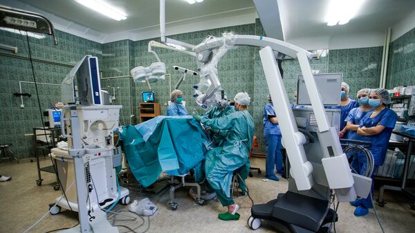 Участники образовательной акции День теней на хирургической операции в больнице им. Паула Страдыня - Sputnik Латвия