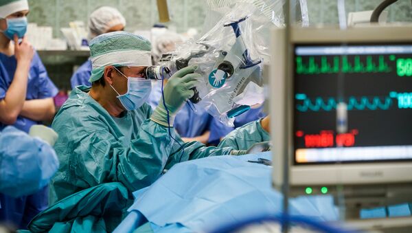 Нейрохирург Эгилс Валейнис проводит операцию на головном мозге - Sputnik Латвия