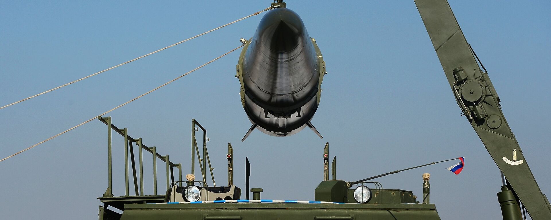Загрузка ракеты транспортно-заряжающий машиной на самоходную пусковую установку оперативно-тактического ракетного комплекса Искандер-М - Sputnik Latvija, 1920, 25.09.2020
