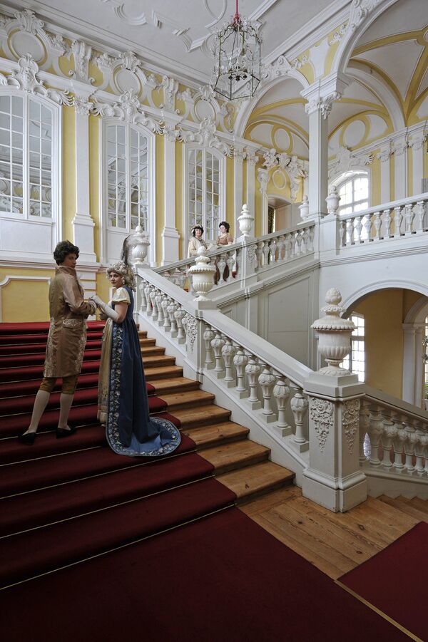 В фильме: лестница дома Безуховых. В музее: лестница в покои герцогини - Sputnik Латвия