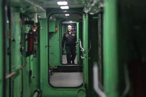Морской офицер на борту тяжелого авианесущего крейсера Северного Флота Адмирал флота Советского Союза Кузнецов в Мурманске - Sputnik Латвия