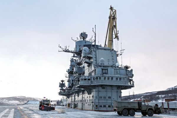 Тяжелый авианесущий крейсер Северного флота Адмирал Флота Советского Союза Кузнецов в Мурманске - Sputnik Латвия