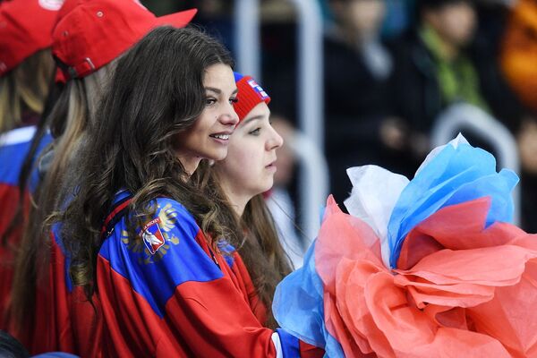 Российские болельщицы на матче Канада - Россия на соревнованиях по хоккею среди женщин на XXIII зимних Олимпийских играх - Sputnik Латвия