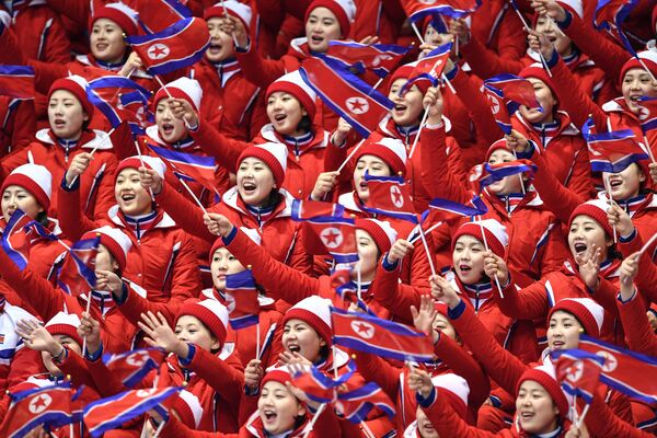 Северокорейские болельщики наблюдают за выступлениями фигуристов в короткой программе парного катания на соревнованиях по фигурному катанию на XXIII зимних Олимпийских играх - Sputnik Латвия
