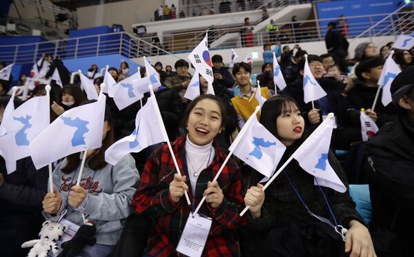 Болельщицы из Южной Кореи на XXIII зимних Олимпийских играх в Пхенчхане - Sputnik Латвия