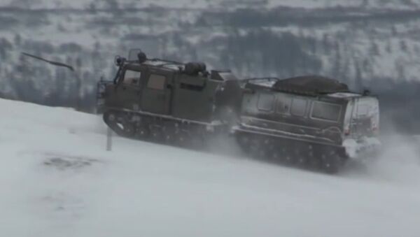 Новый снегоболотоход опробовала мотострелковая бригада Северного флота - Sputnik Латвия